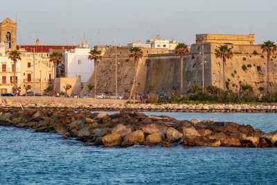 Chiese, palazzi e castelli adagiati sul mare: � Mola, il borgo che attende di essere rivelato